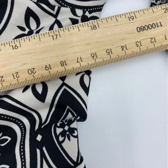 Yvos Black and White Graphic Print with Bell Sleeves- Large - Picture 6 of 7